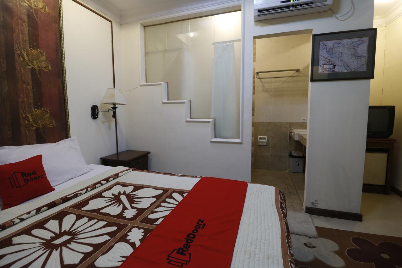 Reddoorz @ Jalan Dharmawangsa 3*