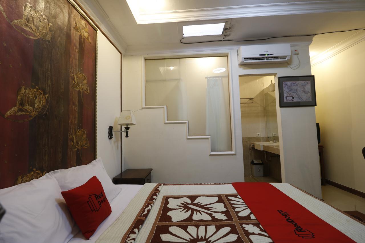 Reddoorz @ Jalan Dharmawangsa 3*